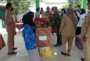 Satgas TMMD 110 Bantu Dinsos Bojonegoro Distribusikan Bantuan Sosial