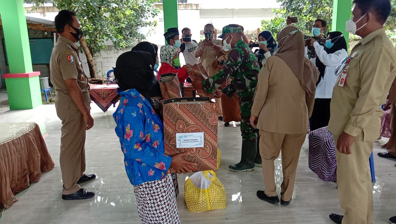 Satgas TMMD 110 Bantu Dinsos Bojonegoro Distribusikan Bantuan Sosial