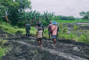 Bersama Warga, Dansatgas TMMD Bojonegoro Pantau Langsung Proses Normalisasi Sungai