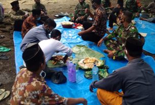 Jalin Kedekatan, Satgas TMMD Bojonegoro Makan Bersama Warga