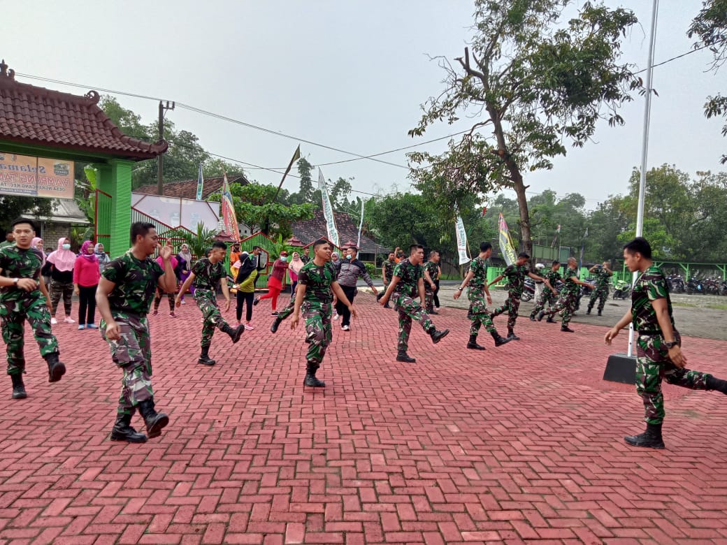 Bersama Masyarakat Ngrancang, Satgas TMMD Kodim Bojonegoro Olahraga Bareng