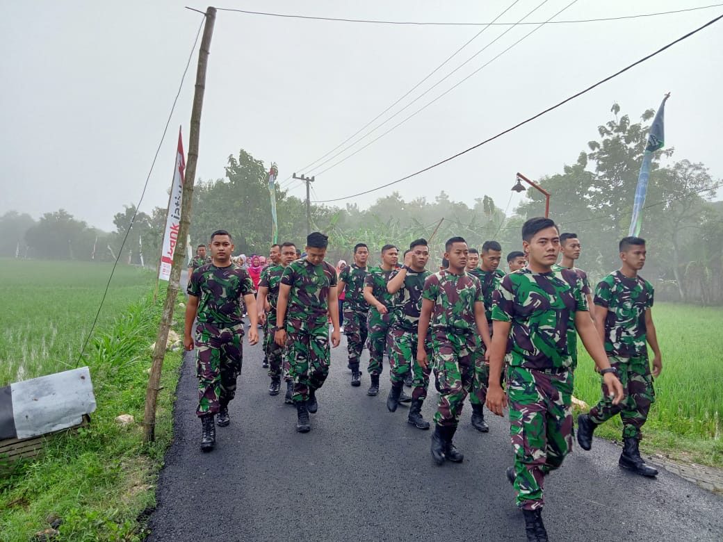 Bersama Warga Ngrancang, Satgas TMMD Bojonegoro Laksanakan Jalan Sehat