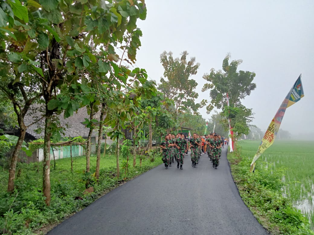 Coba Hasil Pengaspalan, Satgas TMMD Bojonegoro Ajak Masyarakat Olahraga Bersama