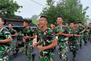 Meski Kondisi Berkabut, Satgas TMMD Bojonegoro Dan Warga Tetap Gembira Ikuti Jogging