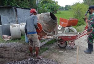 Bersama Warga, Satgas TMMD Bojonegoro Usung Material Pembangunan Drainase