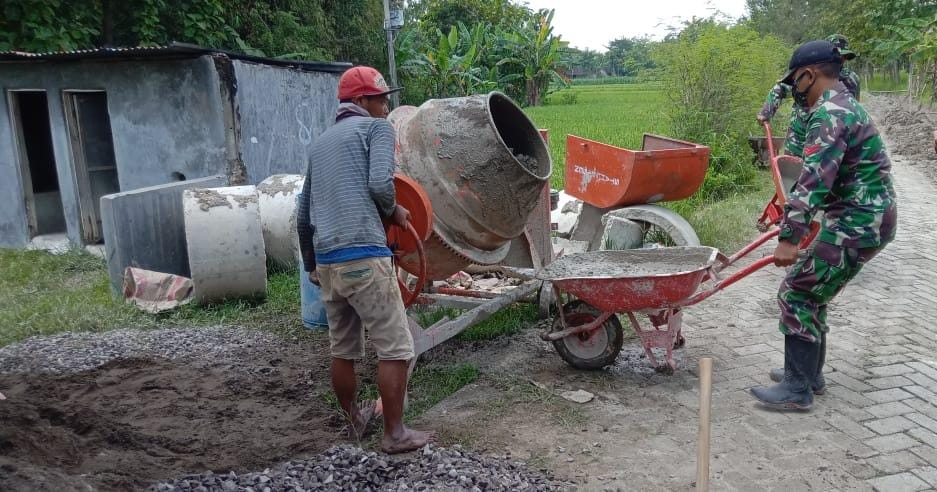 Bersama Warga, Satgas TMMD Bojonegoro Usung Material Pembangunan Drainase