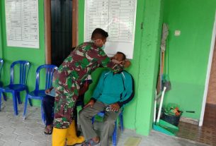 Satgas TMMD Bojonegoro Pasangkan Masker Bagi Warga Yang Bandel