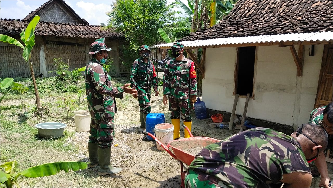 Dansatgas Bojonegoro Kunjungi Pengerjaan Rehab Rumah Aladin TMMD Tambakrejo