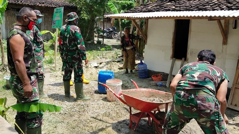 Rumahnya Direhab, Warga Sampaikan Terima Kasih Kepada Satgas TMMD Bojonegoro