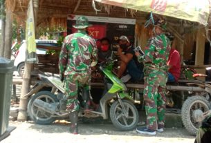 Sedang Nongkrong, Satgas TMMD Bojonegoro Imbau Prokes Pemuda