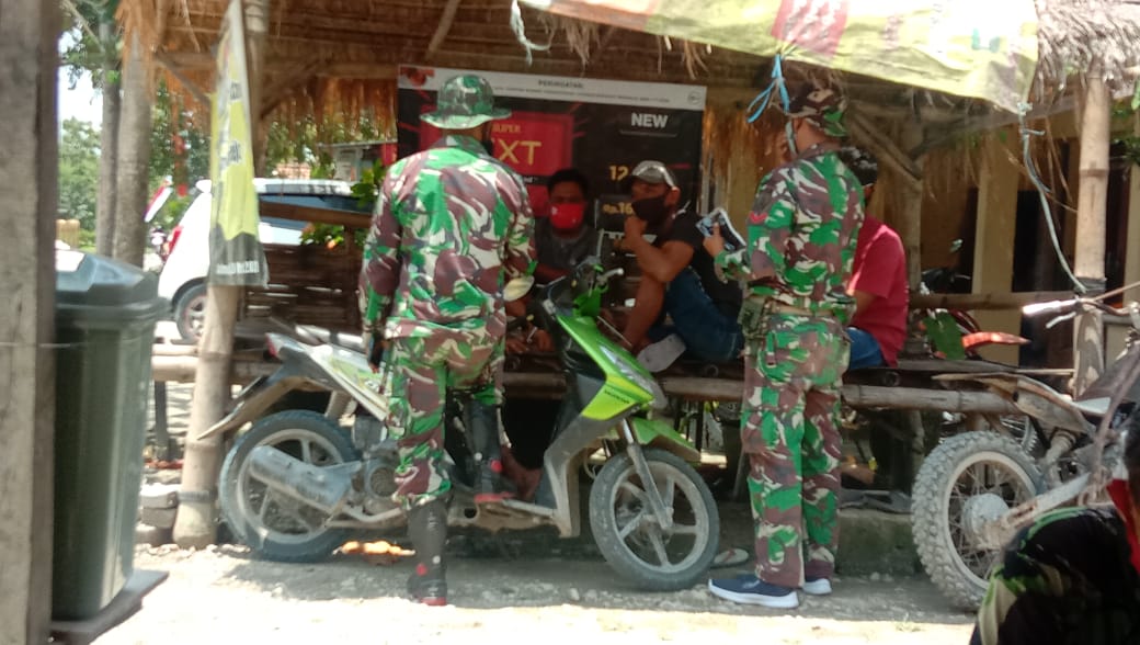 Sedang Nongkrong, Satgas TMMD Bojonegoro Imbau Prokes Pemuda