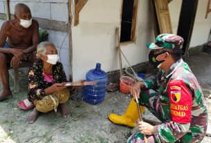 Kunjungi Rumah Mbah Yadi, Dansatgas TMMD Bojonegoro Berikan Santunan