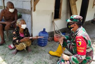 Kunjungi Rumah Mbah Yadi, Dansatgas TMMD Bojonegoro Berikan Santunan