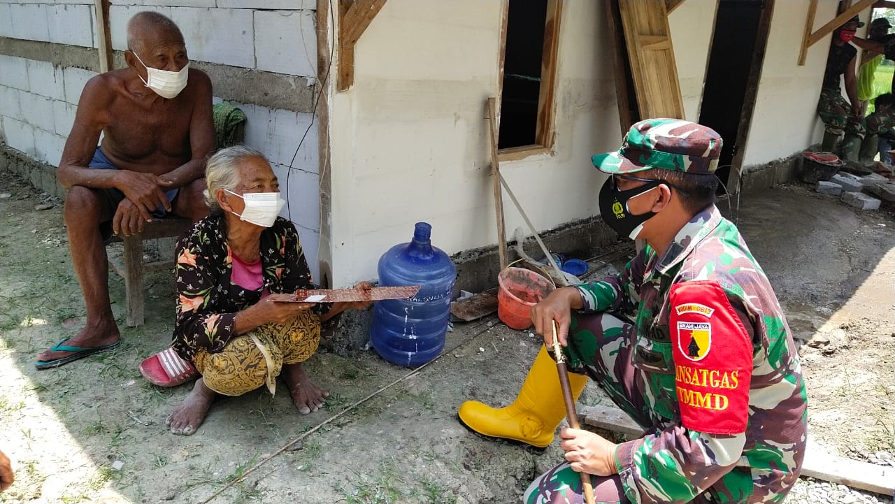 Kunjungi Rumah Mbah Yadi, Dansatgas TMMD Bojonegoro Berikan Santunan