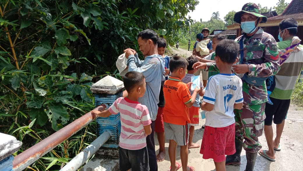 Masker Gratis Untuk Anak-Anak Dari Satgas TMMD Bojonegoro