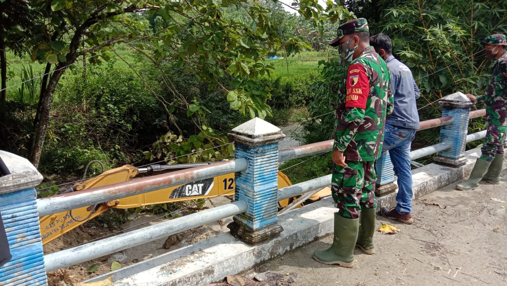 Komandan SSK Lakukan Pengawasan Kerja Alat Berat Untuk Normalisasi Sungai