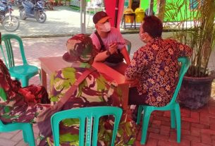 Di Balai Desa, Kades Ngrancang Diskusi Dengan Satgas TMMD Bojonegoro
