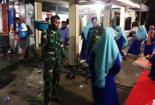 Hadiri Peringatan Isra Miraj, Satgas TMMD Bojonegoro Turut Bagikan Kue