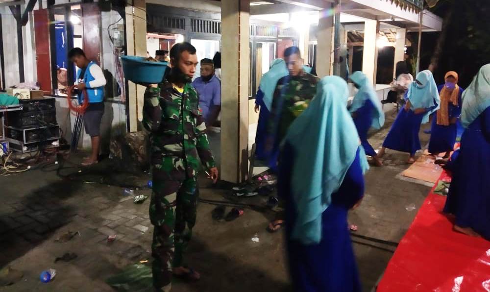 Hadiri Peringatan Isra Miraj, Satgas TMMD Bojonegoro Turut Bagikan Kue