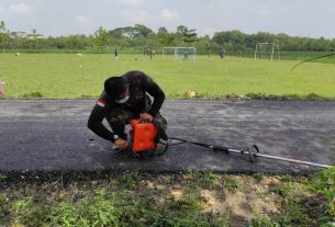 Satgas TMMD Bojonegoro Perbaiki Mesin Rumput Yang Ngadat