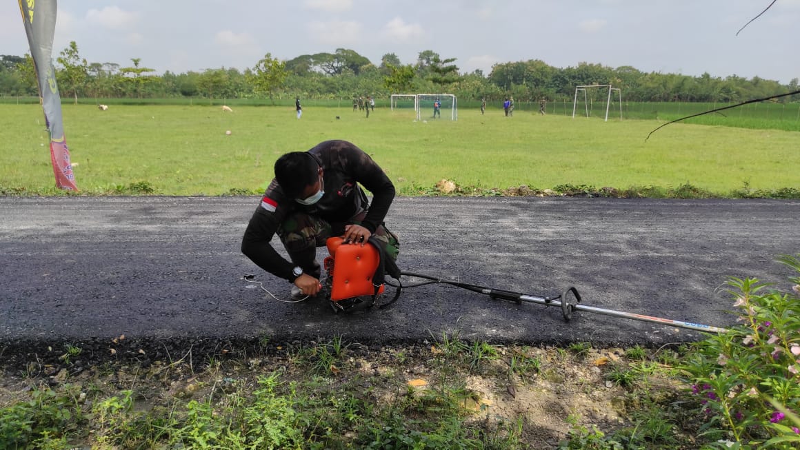Satgas TMMD Bojonegoro Perbaiki Mesin Rumput Yang Ngadat