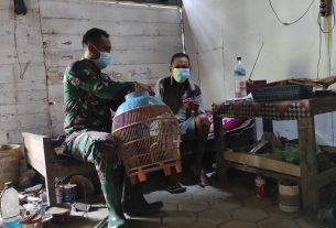 Satgas TMMD Bojonegoro Bantu Pengrajin Pasarkan Sangkar Burung