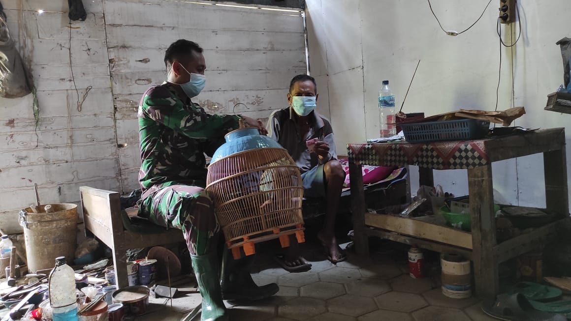 Satgas TMMD Bojonegoro Bantu Pengrajin Pasarkan Sangkar Burung