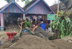 Satgas TMMD Berjibaku Aduk Semen, Percepat Pembangunan Rumah Aladin