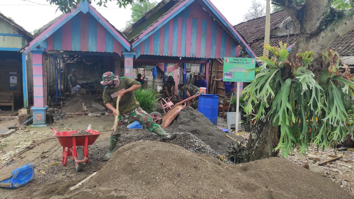 Satgas TMMD Berjibaku Aduk Semen, Percepat Pembangunan Rumah Aladin