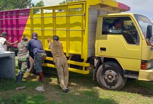 Terjebak Lubang, Satgas TMMD Bojonegoro Bantu Dorong Truk U-dith