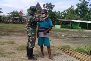 Tak Patuhi Prokes, Satgas TMMD Bojonegoro Ingatkan Warga Dan Berikan Masker Gratis