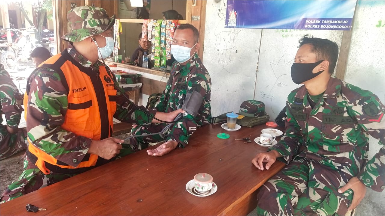 Peduli Kesehatan, Medis TMMD Bojonegoro Periksa Tekanan Darah Anggota Satgas