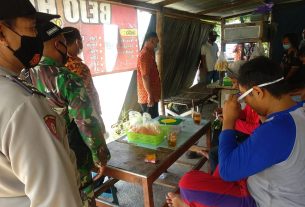 Aparat gabungan Weru sambangi desa Tawang dan Grogol berikan edukasi Prokes kepada warga