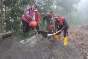Syahdu !! Dengan Berselimuti Kabut, Anggota Satgas TMMD Bersama Warga Tambah Bersemangat Rampungkan Progres Yang Ada