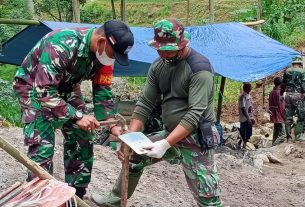 Dengan Cekatan Pasiter Perbaiki Cangkul Anggota Satgas TMMD Yang Rusak