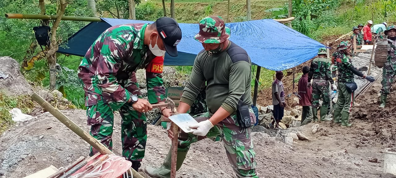 Dengan Cekatan Pasiter Perbaiki Cangkul Anggota Satgas TMMD Yang Rusak