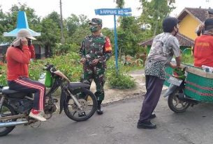 Putus Penyebaran Covid 19, Anggota Koramil Nguntoronadi Beri Himbauan Kepada Pengguna Jalan