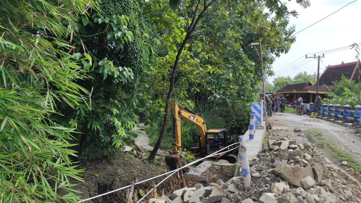 Pengerukan Sungai Ngrancang Terus Dilakukan Satuan Tugas TMMD Bojonegoro