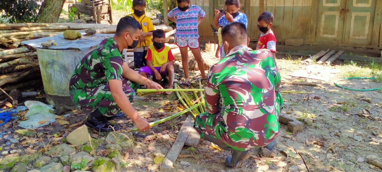 Akrab, Satgas TMMD Kodim Bojonegoro Ajak Anak Ngrancang Bermain Tradisional