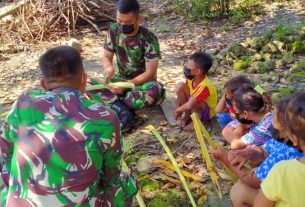 Alihkan Perhatian Dari Gadget, Ini Yang Dilakukan Satgas TMMD Bojonegoro Pada Anak Ngrancang