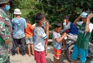 Personel Satuan Tugas TMMD Bojonegoro Ingatkan Anak-Anak Bahaya Covid