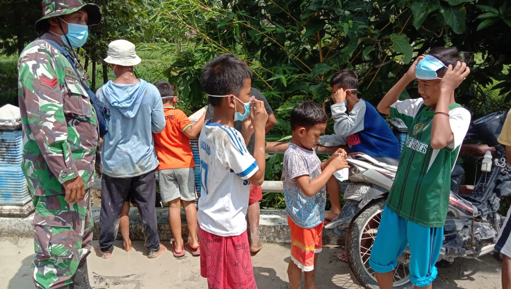 Personel Satuan Tugas TMMD Bojonegoro Ingatkan Anak-Anak Bahaya Covid