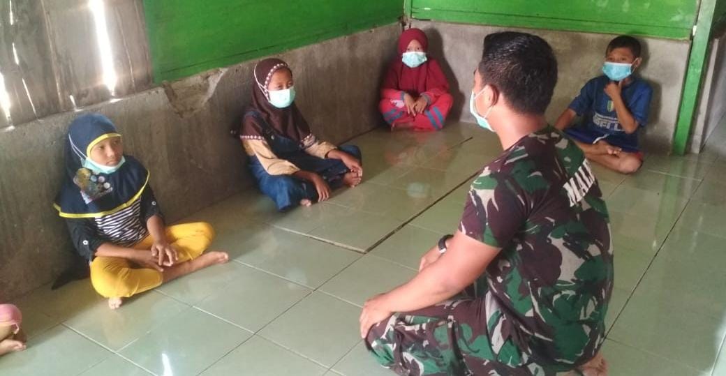 Perkuat Wawasan Kebangsaan, Satgas TMMD Bojonegoro Latih Anak Jatimulyo Nyanyikan Lagu Nasional