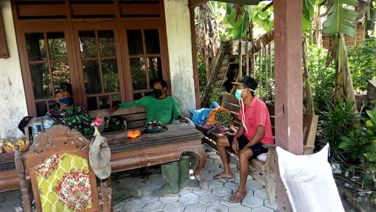 Dampingi Danramil, Satgas TMMD Bojonegoro Kunjungi Warga Penerima Program Aladin