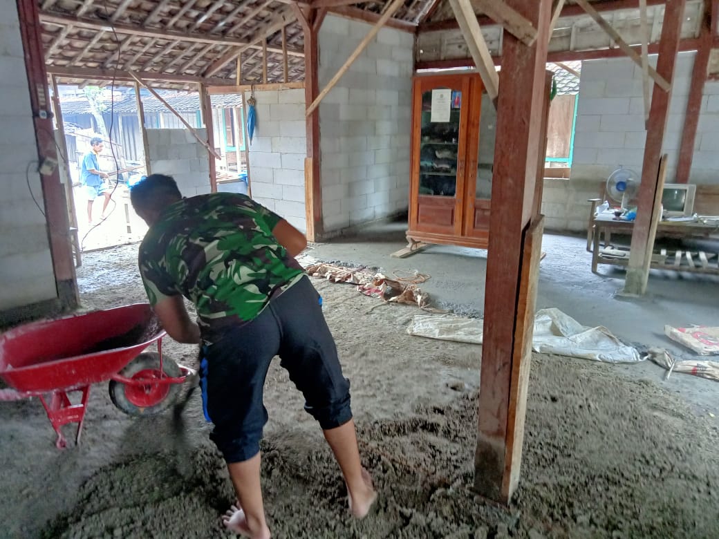 Satgas TMMD Kodim Bojonegoro Kebut Rabat Lantai Rumah Aladin Warga