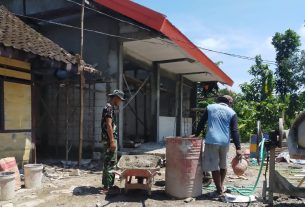 Progres Gedung SD Ngrancang, Satgas TMMD Bojonegoro Percepat Adukan Plester Dinding