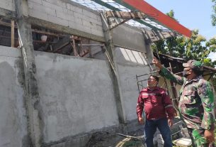 TMMD Bojonegoro, Satgas Kawal Pemasangan Galvalum Atap Gedung Sekolah