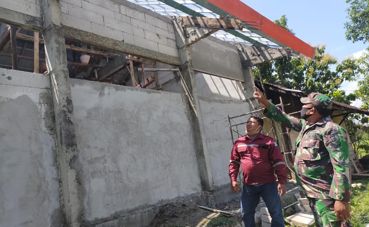 TMMD Bojonegoro, Satgas Kawal Pemasangan Galvalum Atap Gedung Sekolah