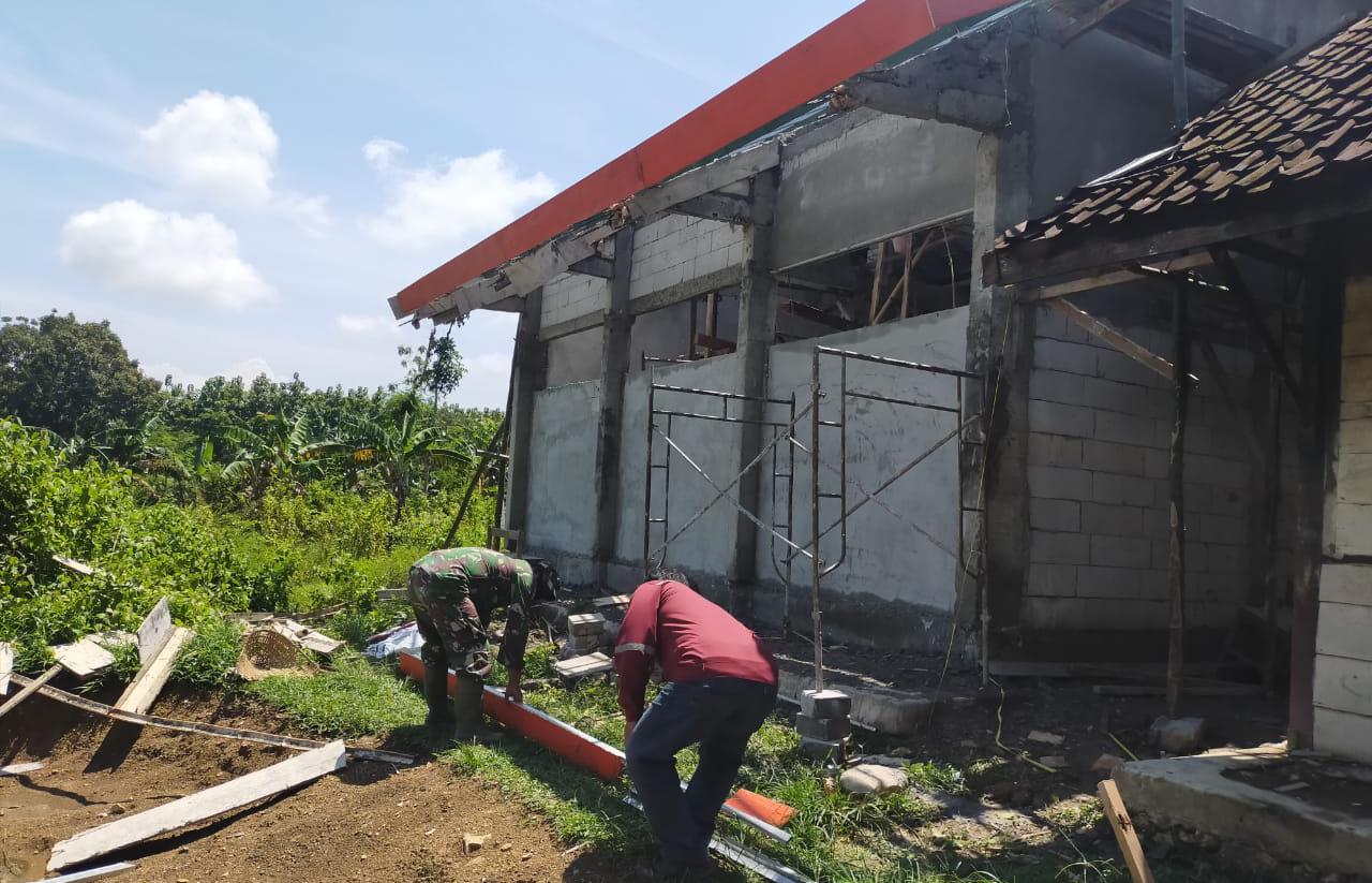 TMMD Bojonegoro, Satgas Pasang Resplank Gedung SDN Ngrancang IV