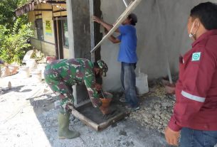 TMMD Bojonegoro, Satgas Dan Masyarakat Garap Pemlesteran Dinding Gedung SD Ngrancang IV